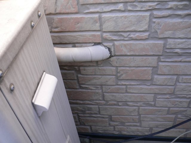 群馬館林　既存ガス給湯器の外壁接続部